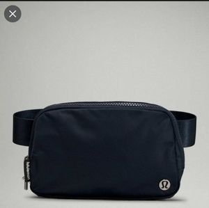 Lululemon Everywhere Belt Bag - True Navy